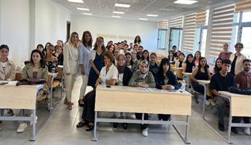 giyim, iç mekan, mobilya, kişi, şahıs içeren bir resim  Yapay zeka tarafından oluşturulmuş içerik yanlış olabilir.