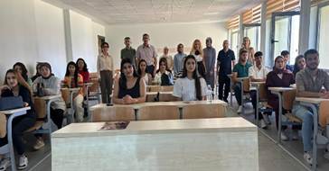 mobilya, iç mekan, kişi, şahıs, giyim içeren bir resim  Yapay zeka tarafından oluşturulmuş içerik yanlış olabilir.