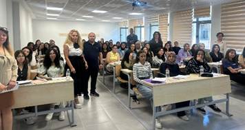 giyim, iç mekan, kişi, şahıs, mobilya içeren bir resim  Yapay zeka tarafından oluşturulmuş içerik yanlış olabilir.