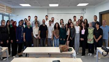 giyim, kişi, şahıs, kadın, iç mekan içeren bir resim  Yapay zeka tarafından oluşturulmuş içerik yanlış olabilir.