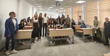iç mekan, giyim, adam, insan, mobilya içeren bir resim  Yapay zeka tarafından oluşturulmuş içerik yanlış olabilir.