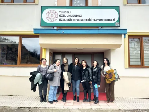 TMYO MODA TASARIMI PROGRAMI ÖĞRENCİLERİ MODA VE SANAT KLUBÜ ETKİNLİĞİ VE GÖNÜLLÜLÜK DERSİ KAPSAMINDA ÖZEL UMUDUMUZ EĞİTİM VE REHABİLİTASYON MERKEZİNİ ZİYARET ETTİ