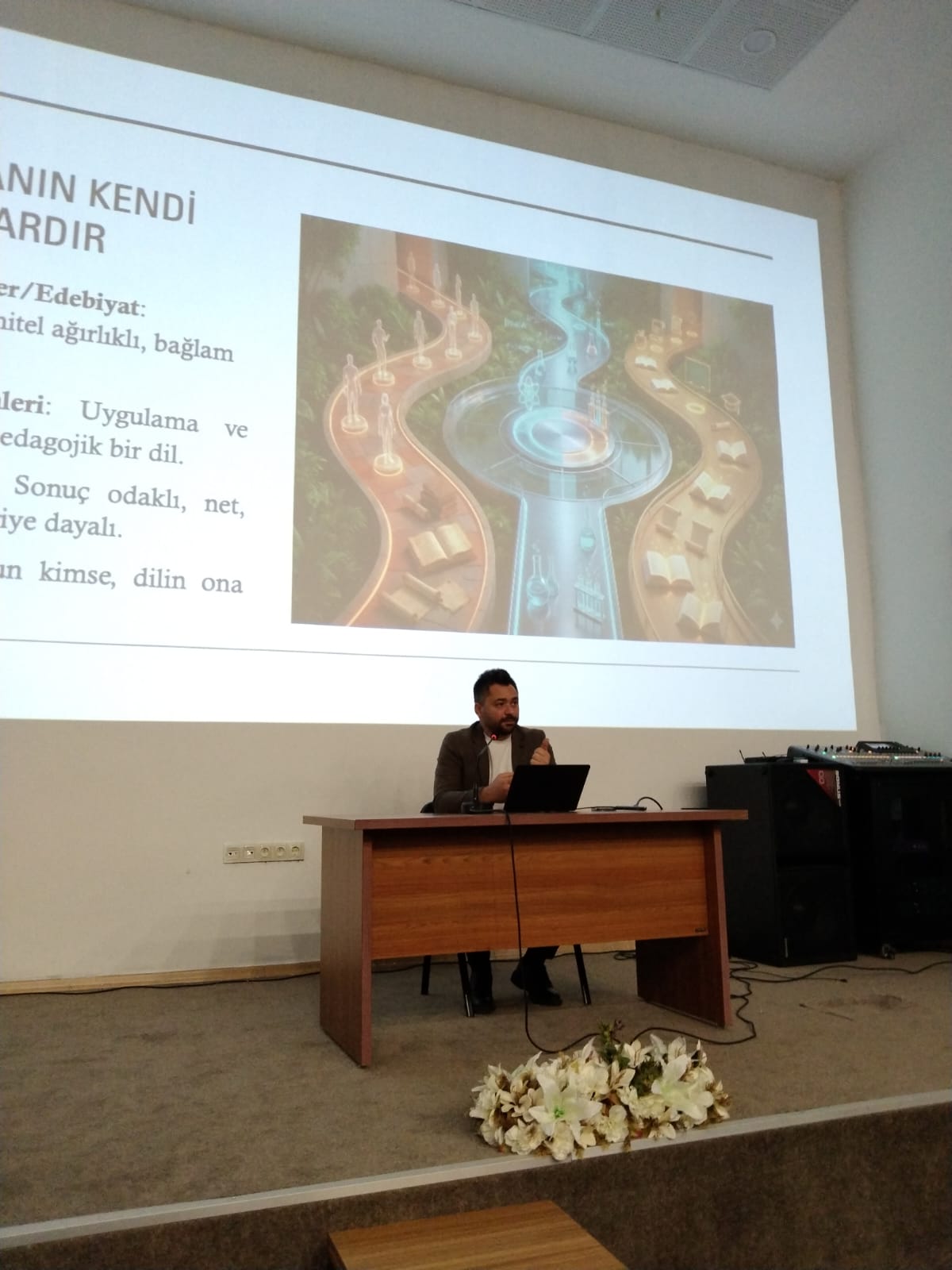 iç mekan, mobilya, duvar, masa içeren bir resim Yapay zeka tarafından oluşturulmuş içerik yanlış olabilir.