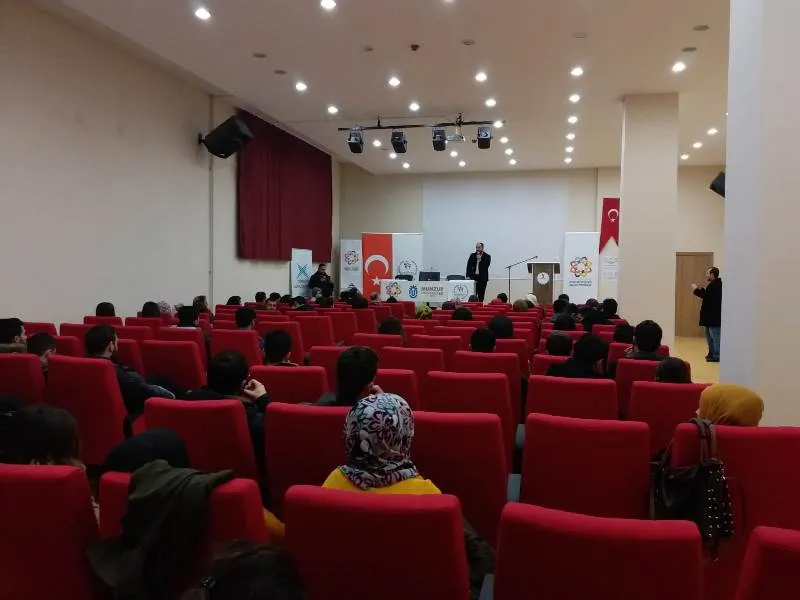 İlahiyatçı Yazar Ahmet Bulut'un Katılımlarıyla "Dijital Çağda Erdemli İnsan" Adlı Söyleşi Düzenlendi