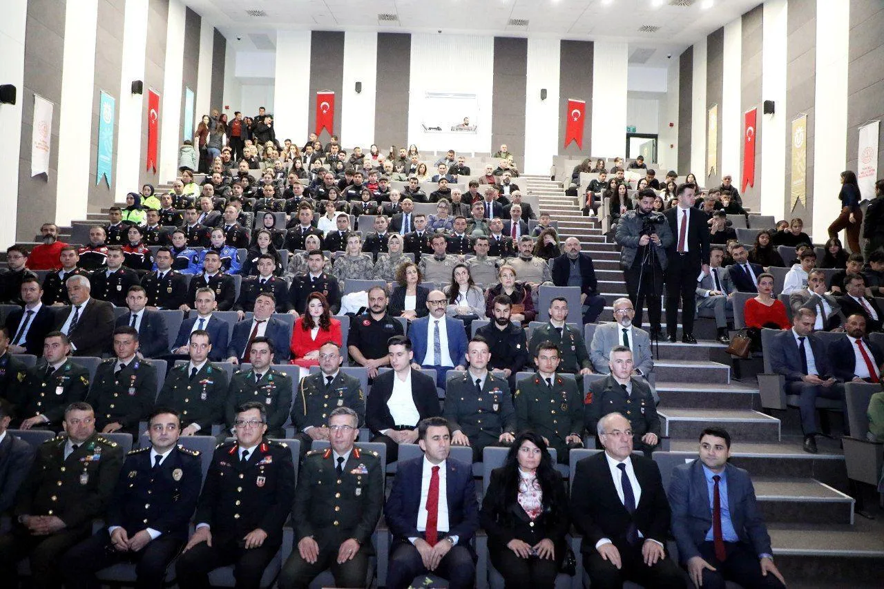 Tunceli Valimiz Sayın Şefik AYGÖL ve Rektörümüz Sayın Prof. Dr. Kenan PEKER, Munzur Üniversitesi'ndeki 18 Mart Çanakkale Zaferi ve Şehitleri Anma Günü'nün 111. Yıl Dönümü Programına Katıldı