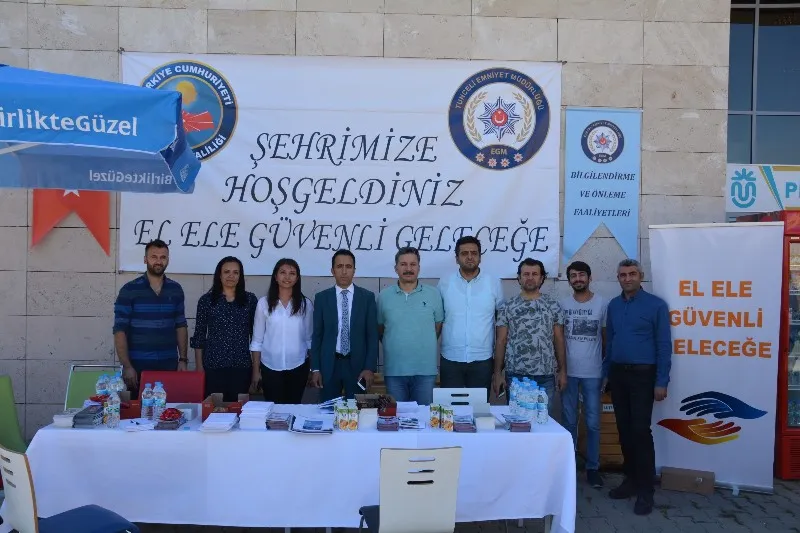 Rektörümüz Prof.Dr. Ubeyde İpek, Emniyet Müdürlüğünün Kurduğu Standı Ziyaret Etti