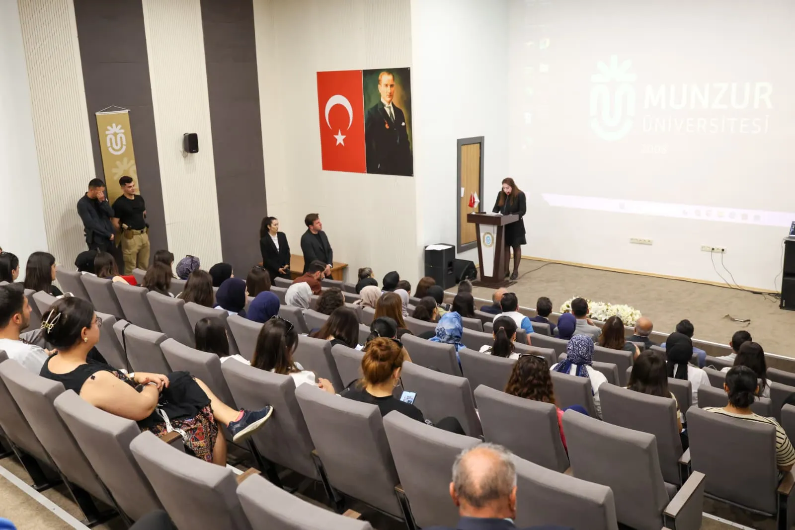 Valimiz Sayın Şefik AYGÖL ve Rektörümüz Prof. Dr. Kenan PEKER, TÖMER Eğitimci Yazarlık Kursu Kursiyerlerine Sertifikalarını Verdi