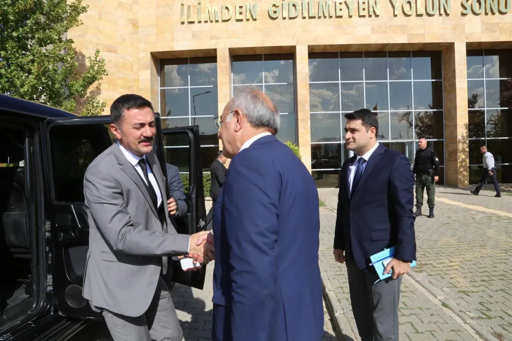 Tunceli Valimiz Sayın Bülent Tekbıyıkoğlu Rektörümüz Prof. Dr. Kenan Peker’e İadeyi Ziyarette bulundu.