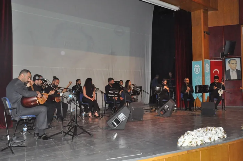 Üniversitemiz Güzel Sanatlar, Tasarım ve Mimarlık Fakültesi Tarafından Türk Halk Müziği Dinletisi