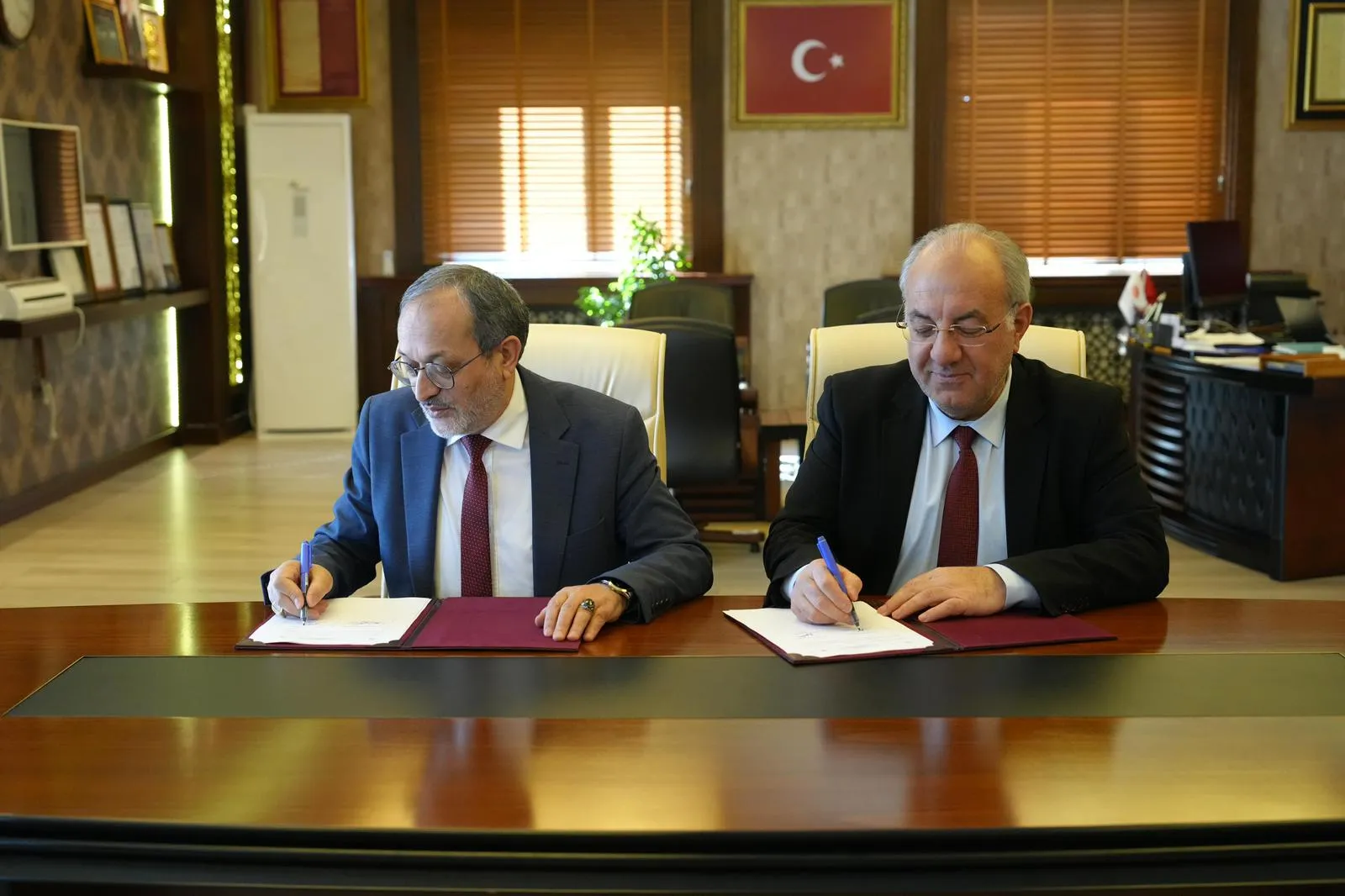 Munzur Üniversitesi ile Bingöl Üniversitesi Arasında Akademik İş Birliğini Geliştirmek Amacıyla İş Birliği Protokolü İmzalandı