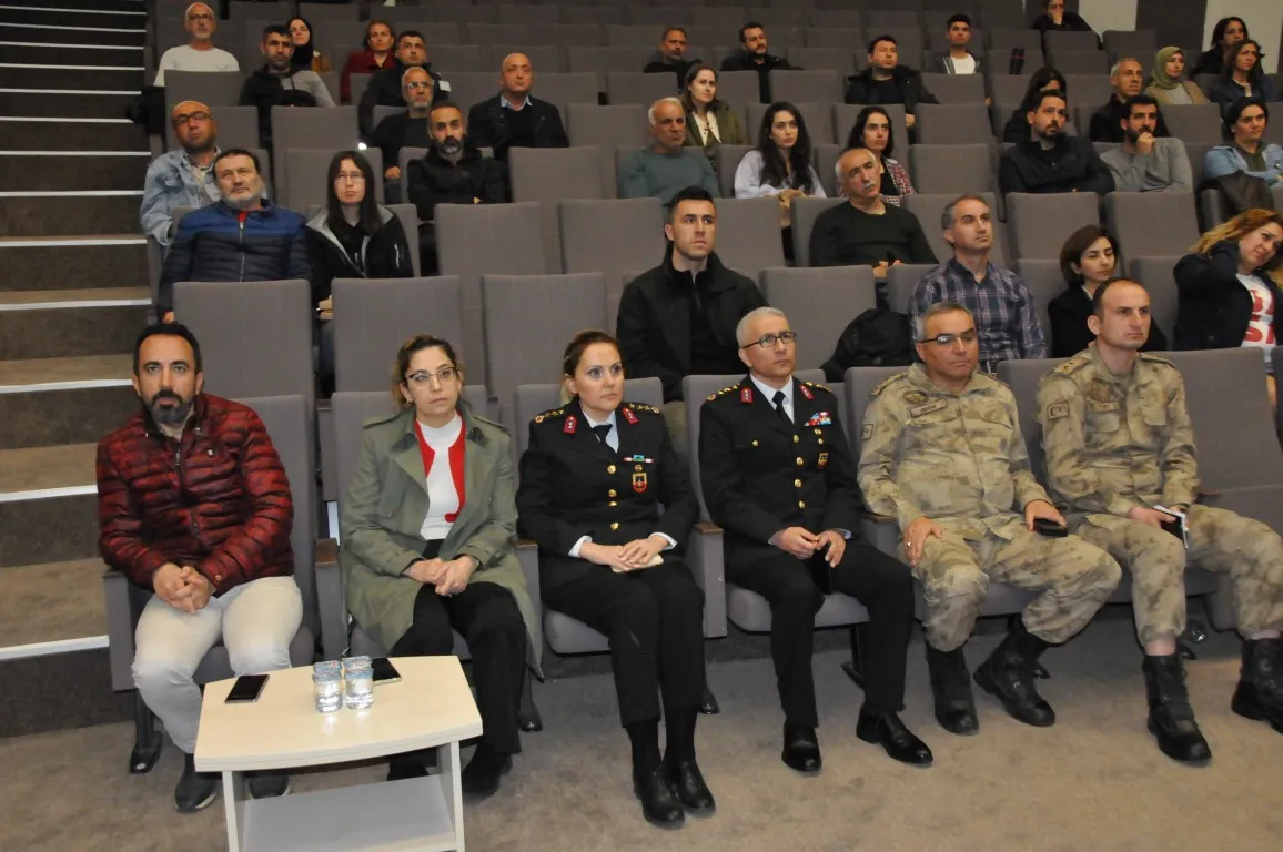 Üniversitemizde Deprem ile İlgili Bilgilendirme Konferansı Gerçekleştirildi