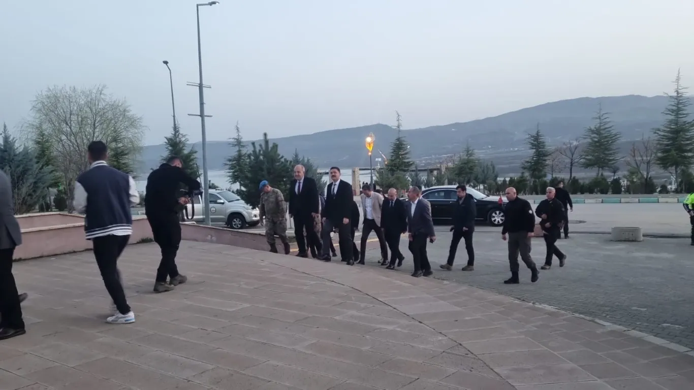 Tunceli Valisi Bülent TEKBIYIKOĞLU Munzur Üniversitesi Öğrencilerine İftar verdi