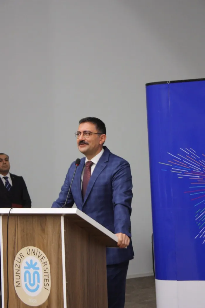 Munzur Üniversitesi’nde Kariyer Fuarı yapıldı Uzmanlardan öğrencilere öneriler: Meslek iyi bir altın bileziktir, hayallerinizin peşinden giderken ülkeniz içinde fedakârlık yapın