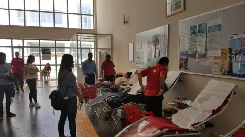 Üniversitemiz Öğrenci ve Personeli, Kızılay'a Kan Bağışına Yoğun İlgi Gösterdi