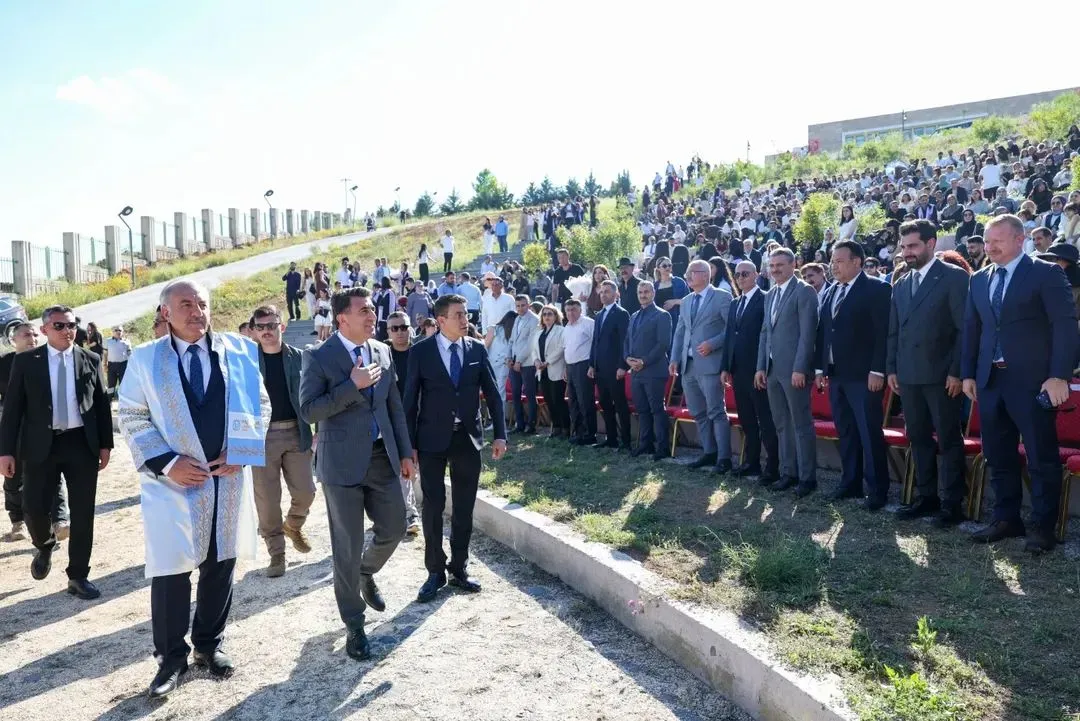 Munzur Üniversitesi 2025-2026 Akademik Yılı Mezuniyet Töreni Coşkuyla Gerçekleştirildi