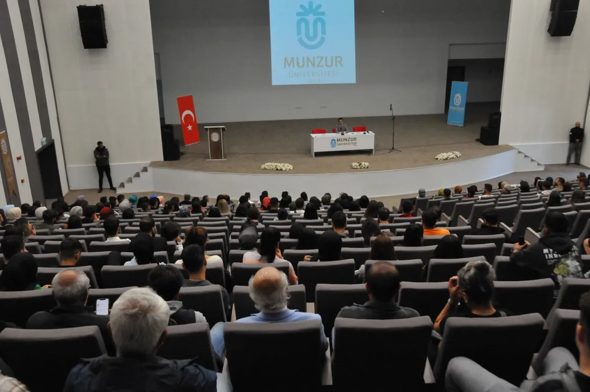 Rektör İpek Edebiyat Fakültesi Öğrencileri ile Bir Araya Geldi