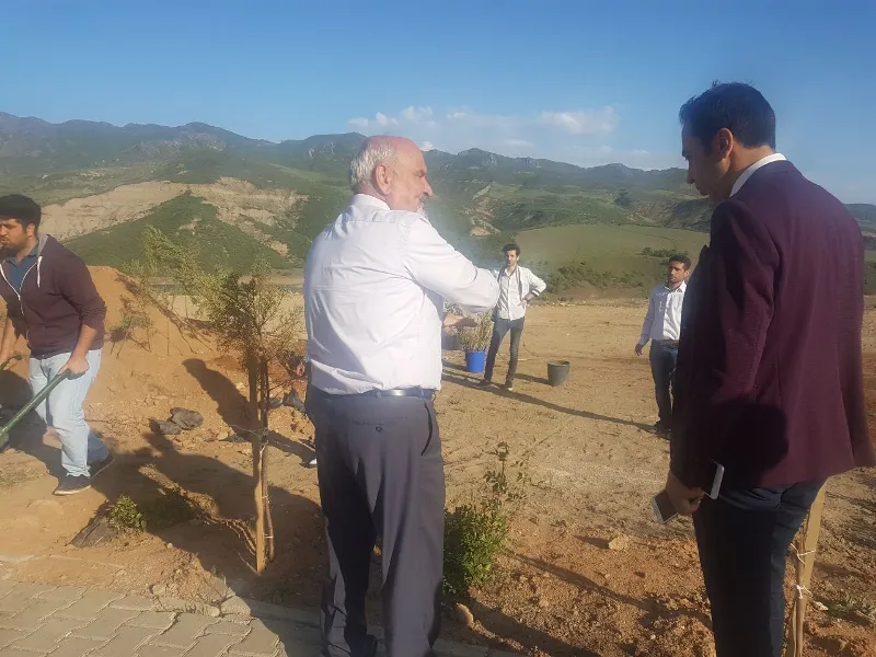 Rektör İpek Öğrencilerle Birlikte Ağaç Dikti