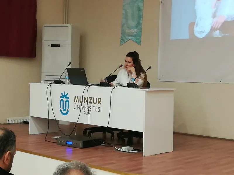 Ünlü Sanatçı İpek TUZCUOĞLU Üniversitemizde Öğrencilerle Buluştu