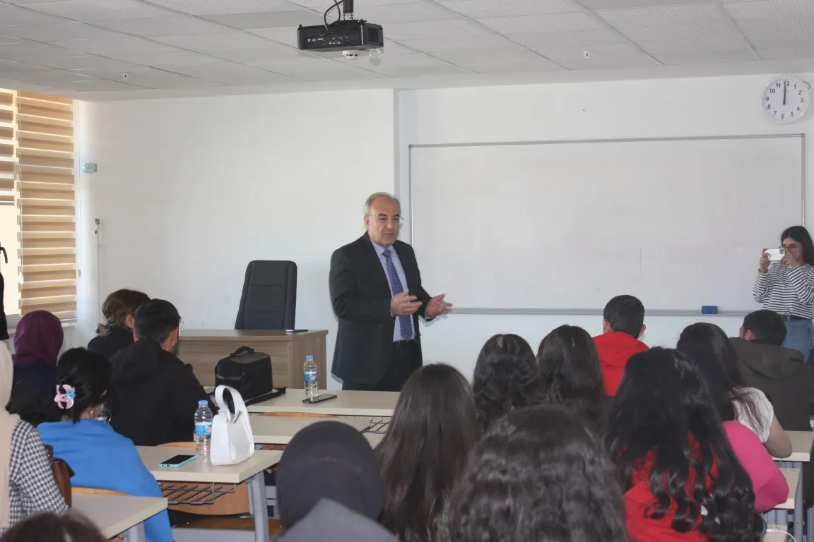 Rektörümüz Prof. Dr. Kenan Peker, İletişim Fakültesinde Misafir Hoca Olarak Öğrencilere Hitap Etti