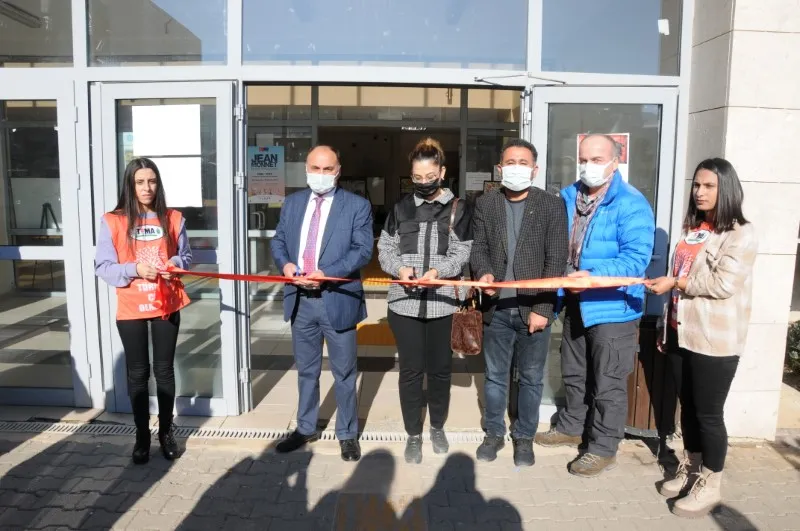 Üniversitemizde “İstanbul’da Bahçe ve Çiçek” Konulu Resim Sergisi Açıldı