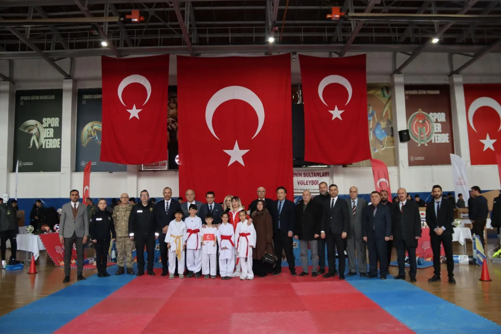 Rektörümüz Prof. Dr. Kenan PEKER Tunceli'de Spor Malzemeleri Dağıtım Programına Katıldı