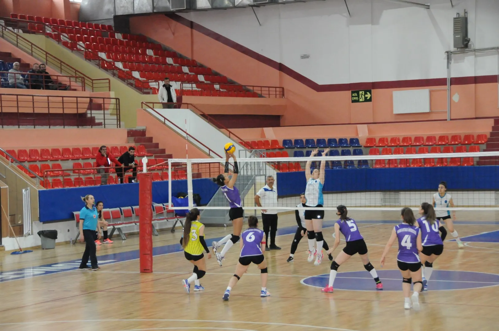 Üniversitemiz Ev Sahipliğinde Üniversiteler Arası Voleybol 2. Lig Müsabakaları Gerçekleştirildi