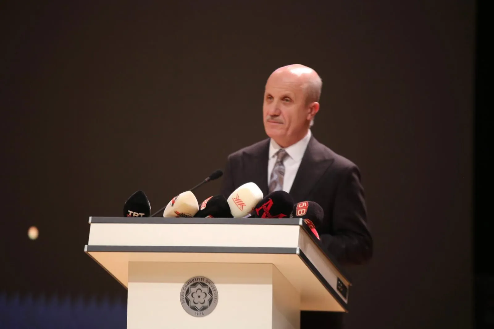 Rektörümüz Prof. Dr. Kenan PEKER, YÖK Başkanı Prof. Dr. Erol ÖZVAR’ın Katılımlarıyla Gerçekleştirilen Sivas Cumhuriyet Üniversitesi'nin 52. Kuruluş Yılı Kutlama Programına Katıldı