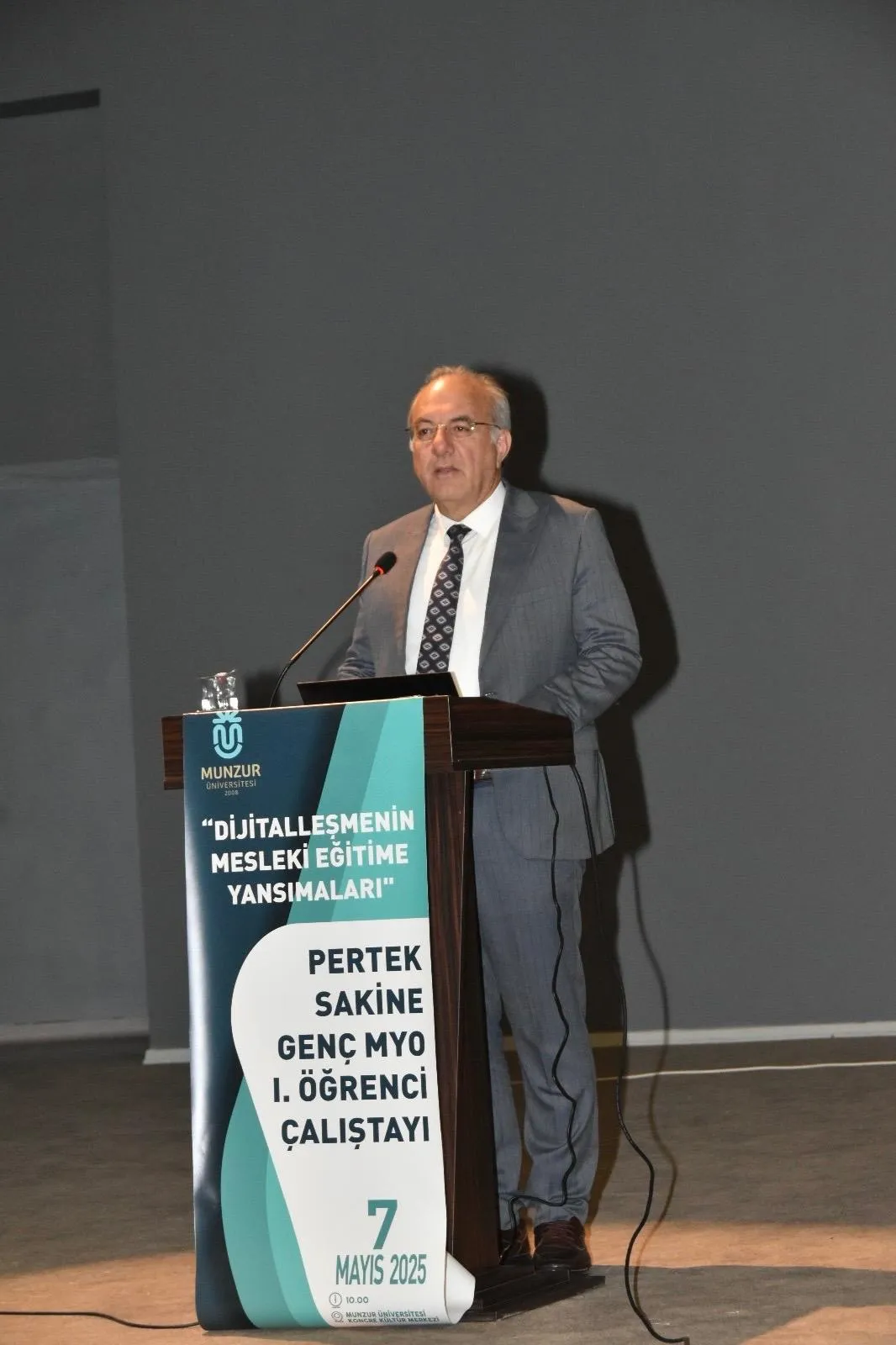 Munzur Üniversitesi'nde "Dijitalleşmenin Mesleki Eğitime Yansımaları" 1. Öğrenci Çalıştayı Gerçekleştirildi